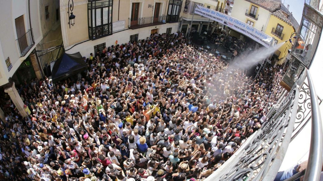 &quot;Riegan&quot; el abarrotado escenario de la Plaza del Trigo de Aranda de Duero durante una actuación en Sonorama