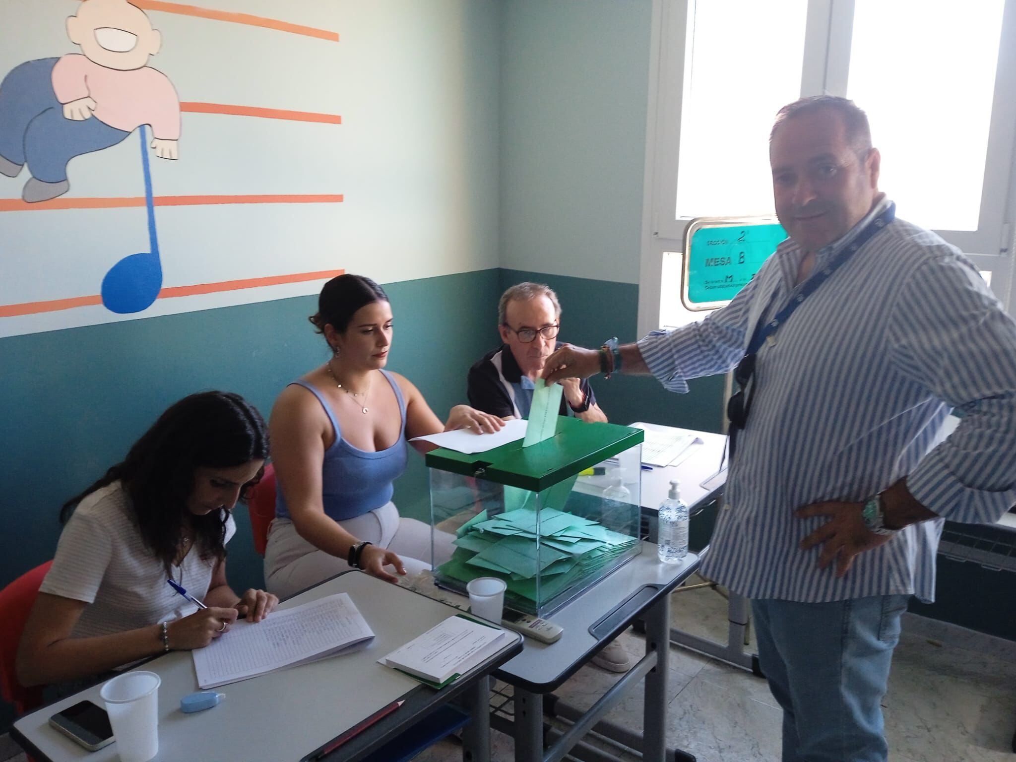 El presidente del PP Jódar, Juan Ruiz, ejercía su derecho al voto en el colegio electoral de la Escuela de Música