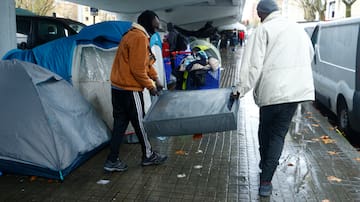 Doce noches al raso: la desesperación de los desalojados del B9 en Badalona