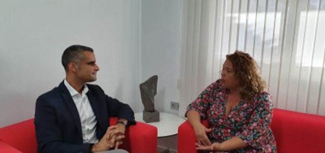 El alcalde de San Bartolomé, Alexis Tejera, junto a la concejal de Urbanismo, Marlene Romero.
