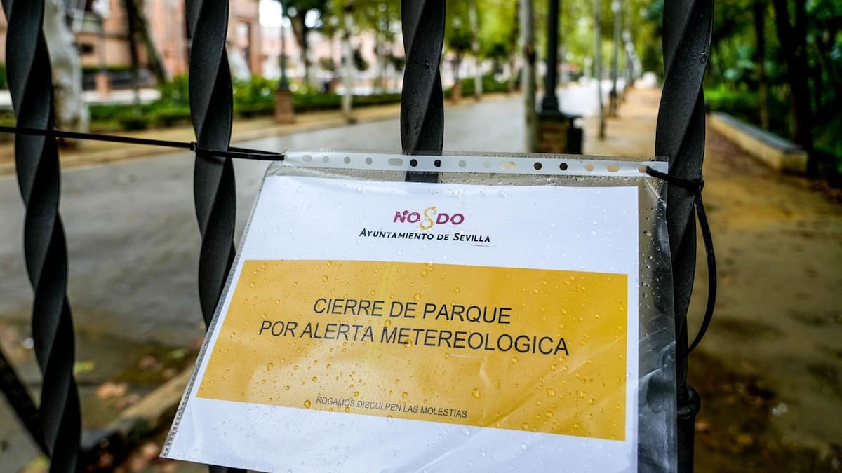 El temporal obliga en Sevilla a mantener cerrados parques, cementerio e instalaciones deportivas al aire libre