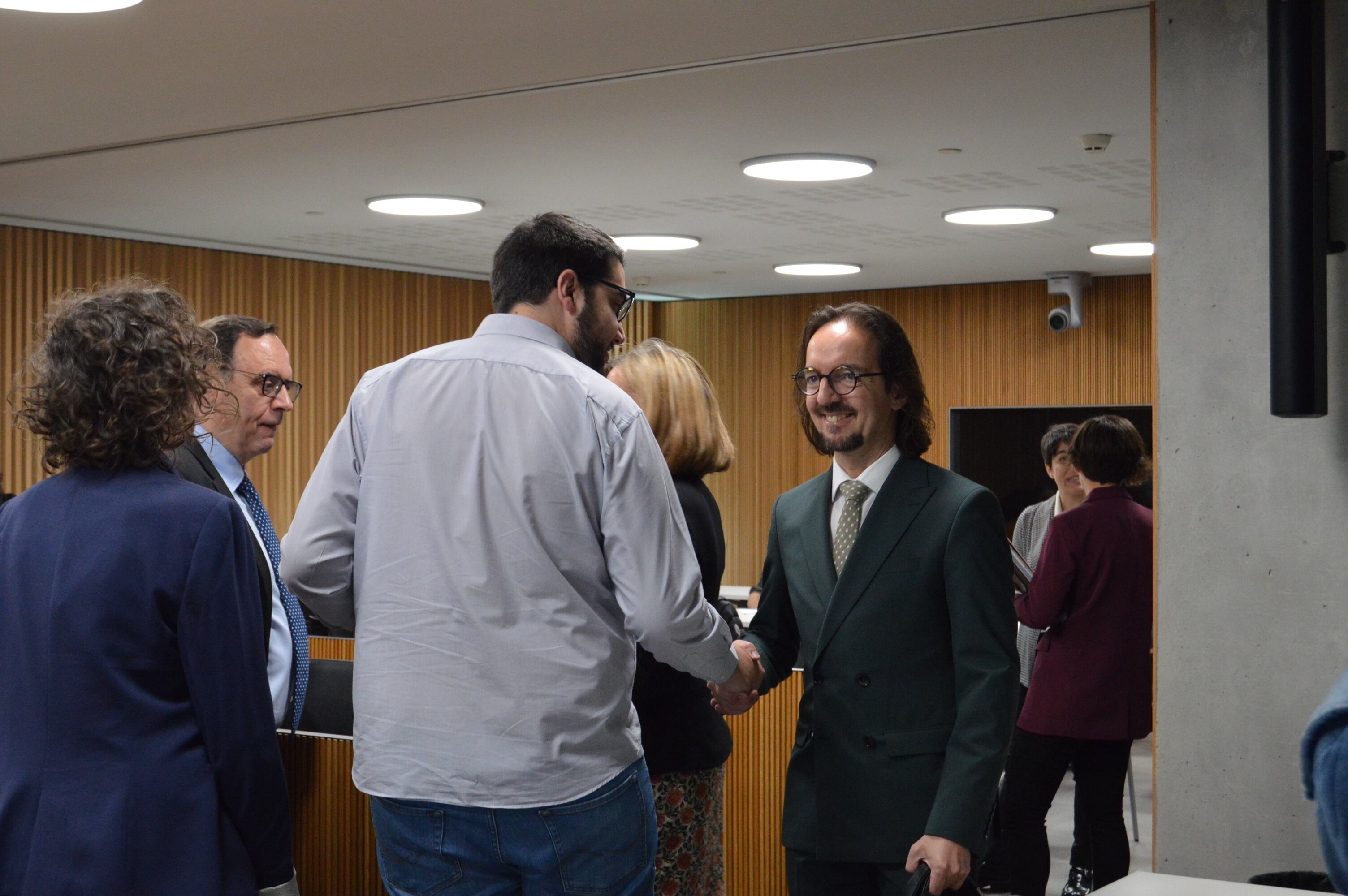 El secretari d'Estat per a les relacions amb la UE, Landry Riba, saluda els membres del pacte d'Estat abans de la reunió quinzenal celebrada aquest dimecres.