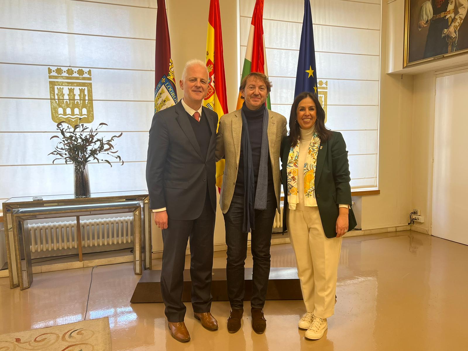 El alcalde de Logroño, Pablo Hermoso de Mendoza; Santiago Vivanco, director general de la Fundación Vivanco y Esmeralda Campos, concejala de Economía y Hacienda