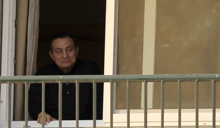 Hosni Mubarak saluda a sus seguidores desde el hospital.