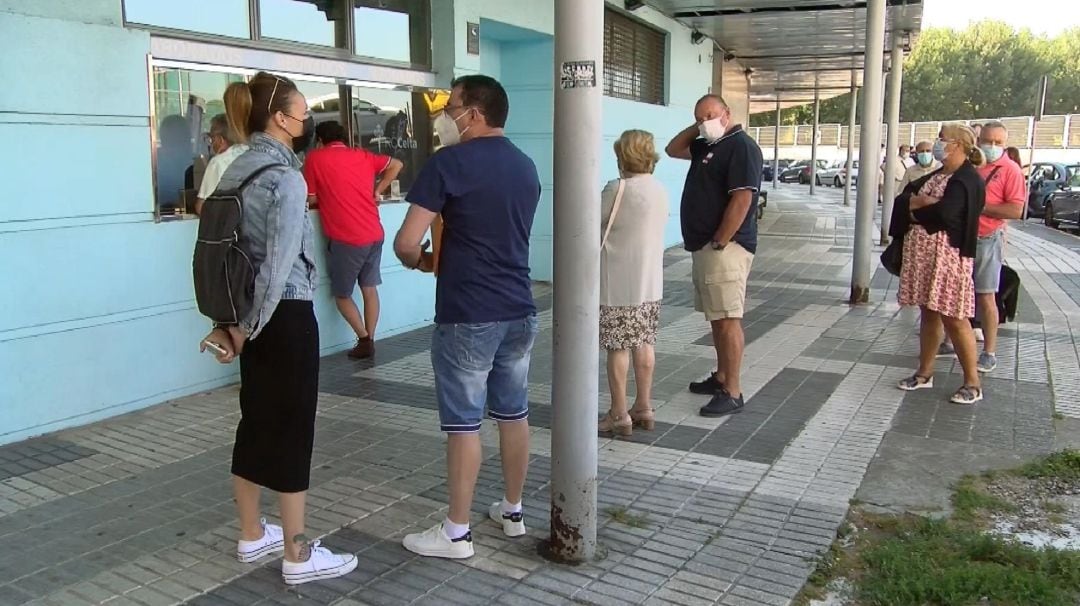 Abonados del Celta haciendo cola en Balaídos. 