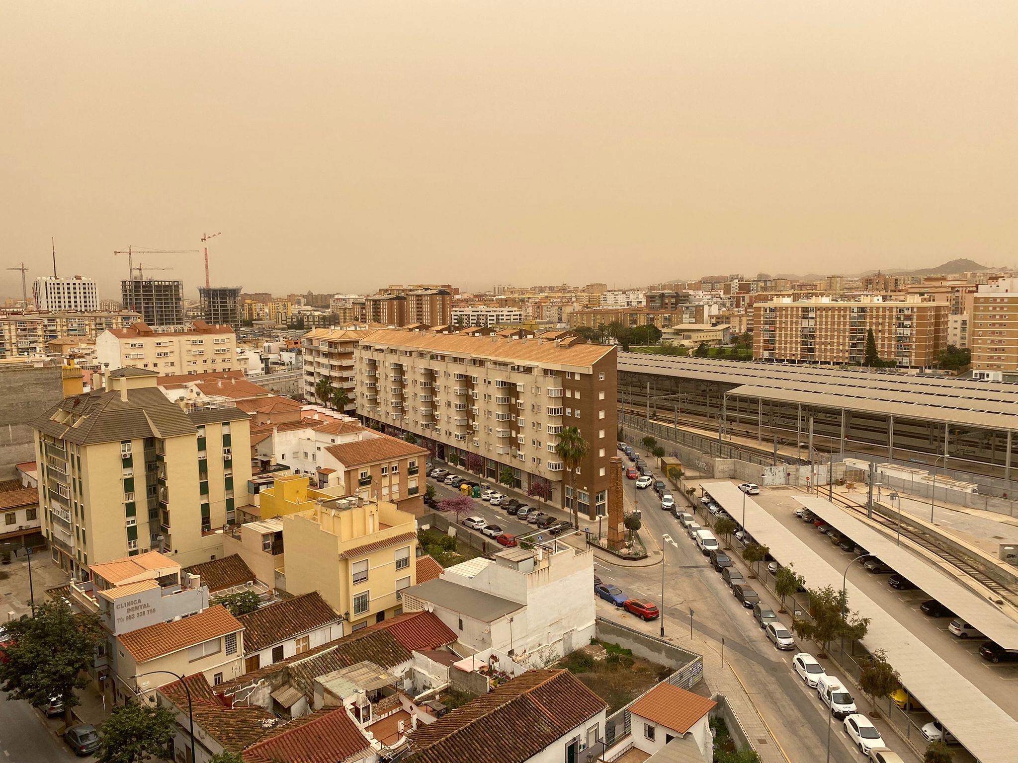 El cielo de Málaga esta mañana de color rojizo por la calima con polvo procedente del Sáhara