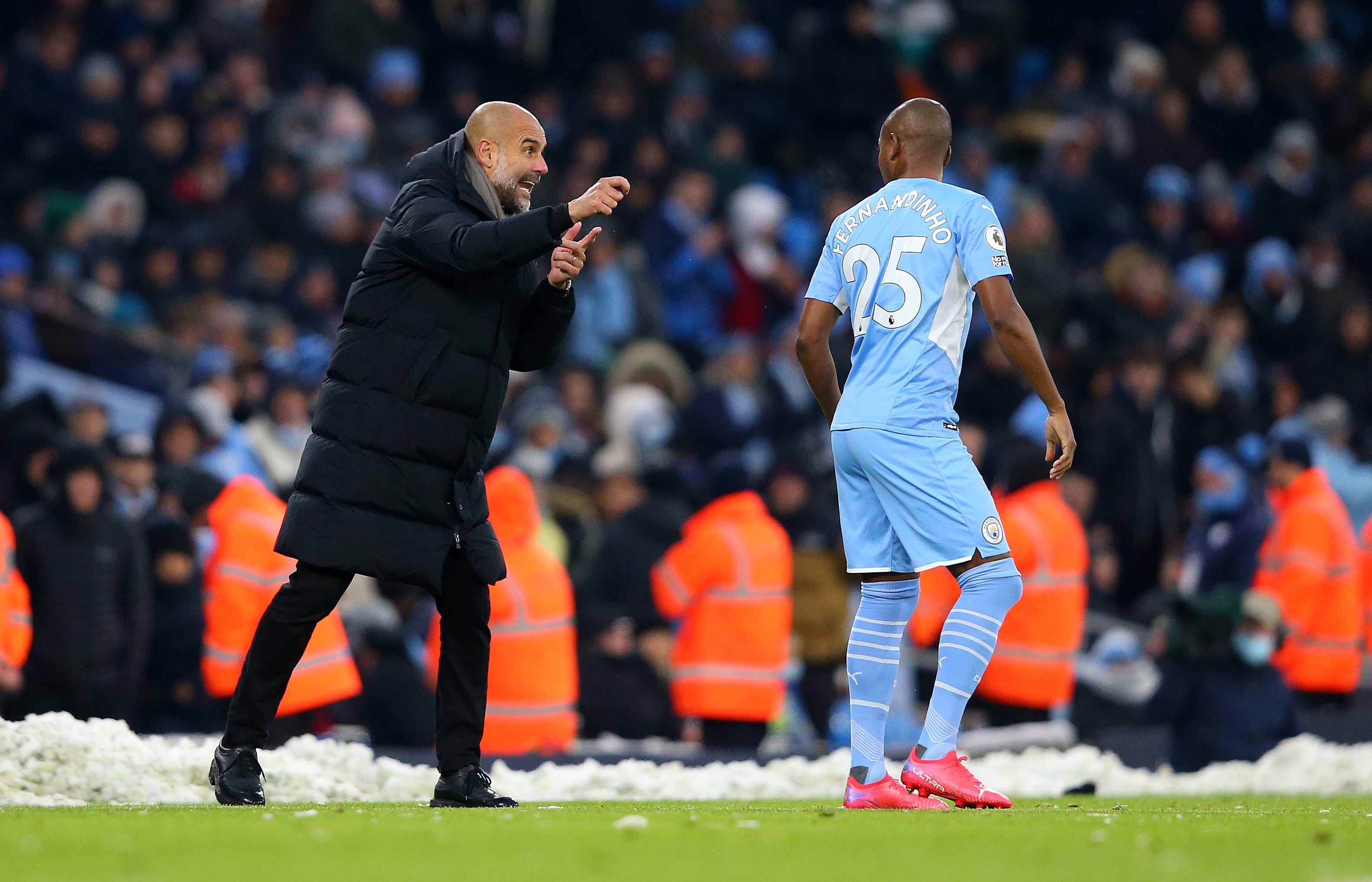 Fernandinho recibe instrucciones de Guardiola en un partido de Premier