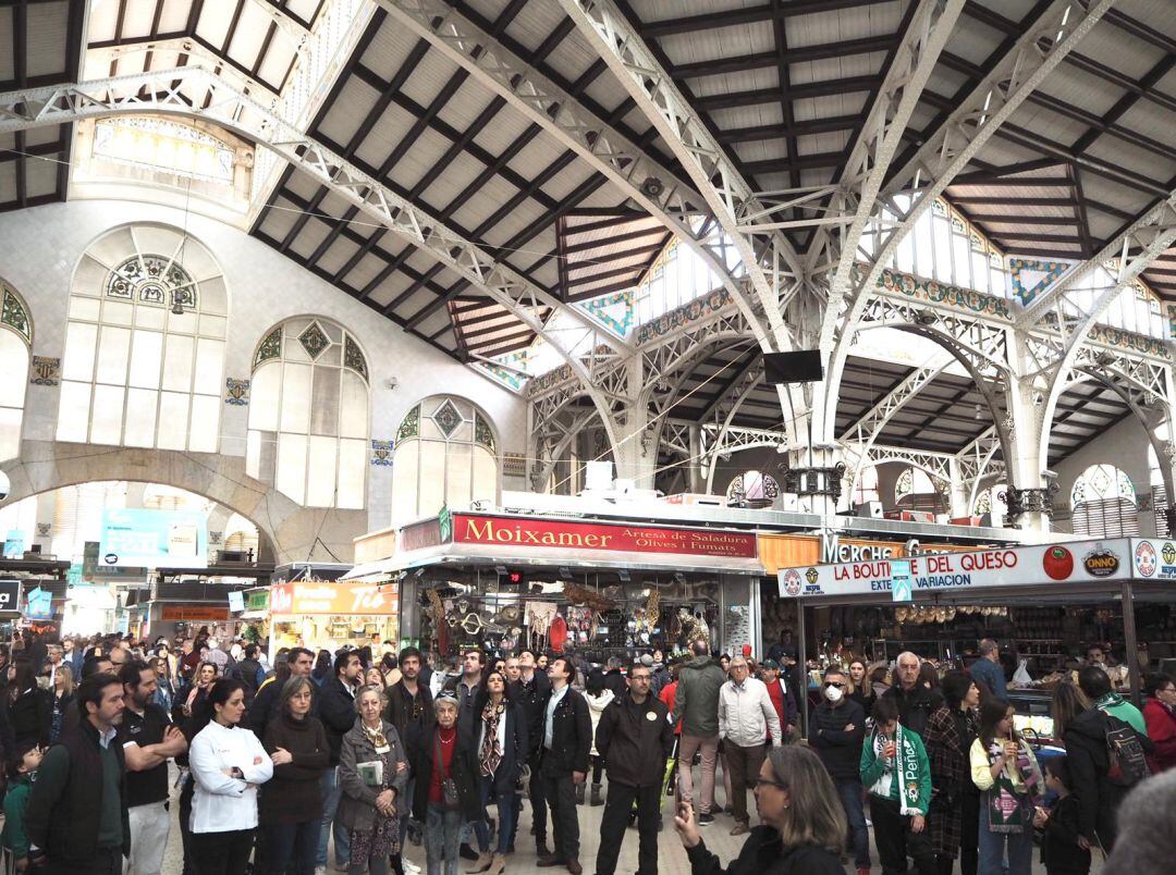 Protesta de los vendedores del Mercado Central de València por los cambios anunciados en la EMT