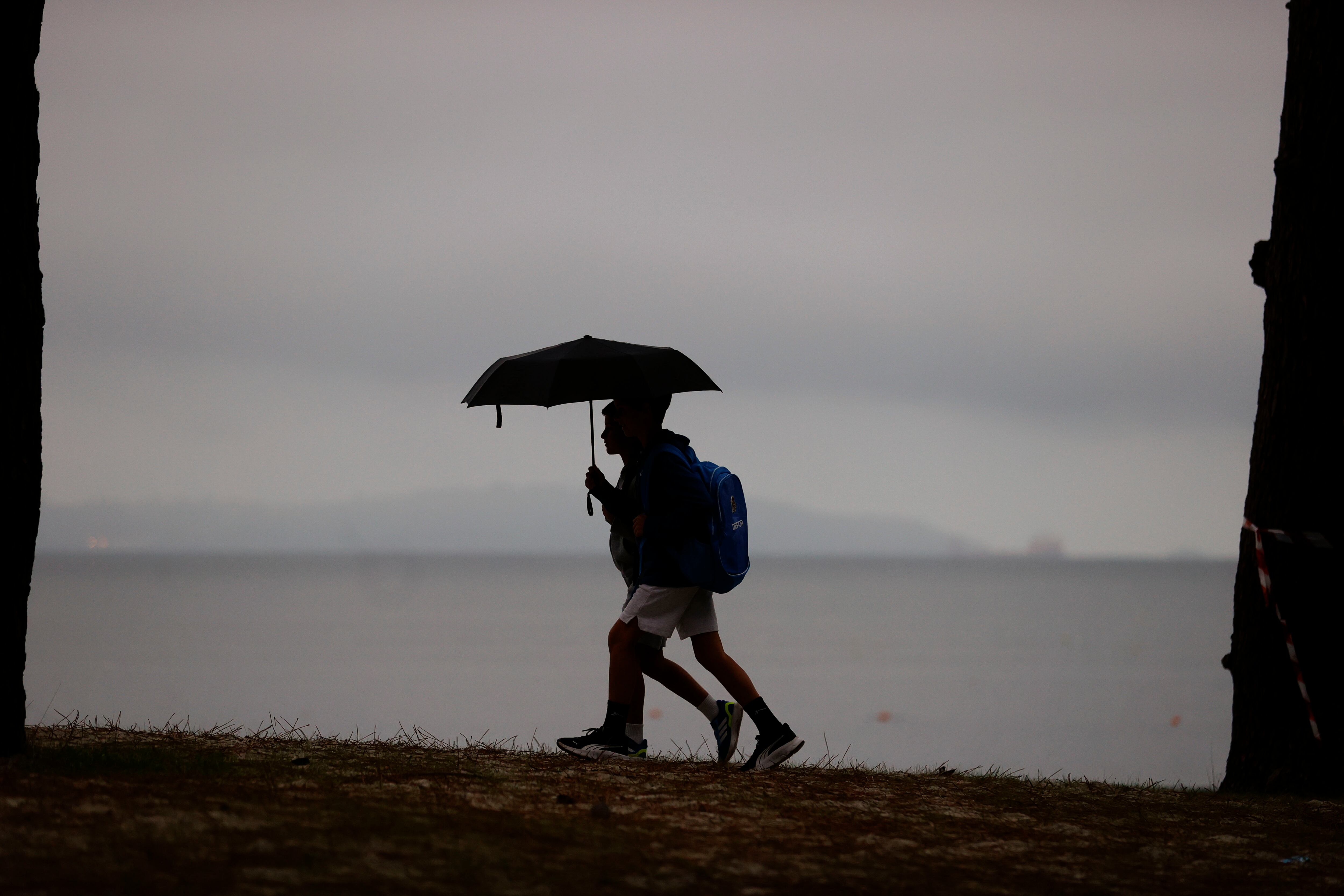 PONTEDEUME (A CORUÑA), 17/09/25.- Dos niños caminaban este miércoles por el paseo marítimo de Cabanas, en la playa de A Madalena