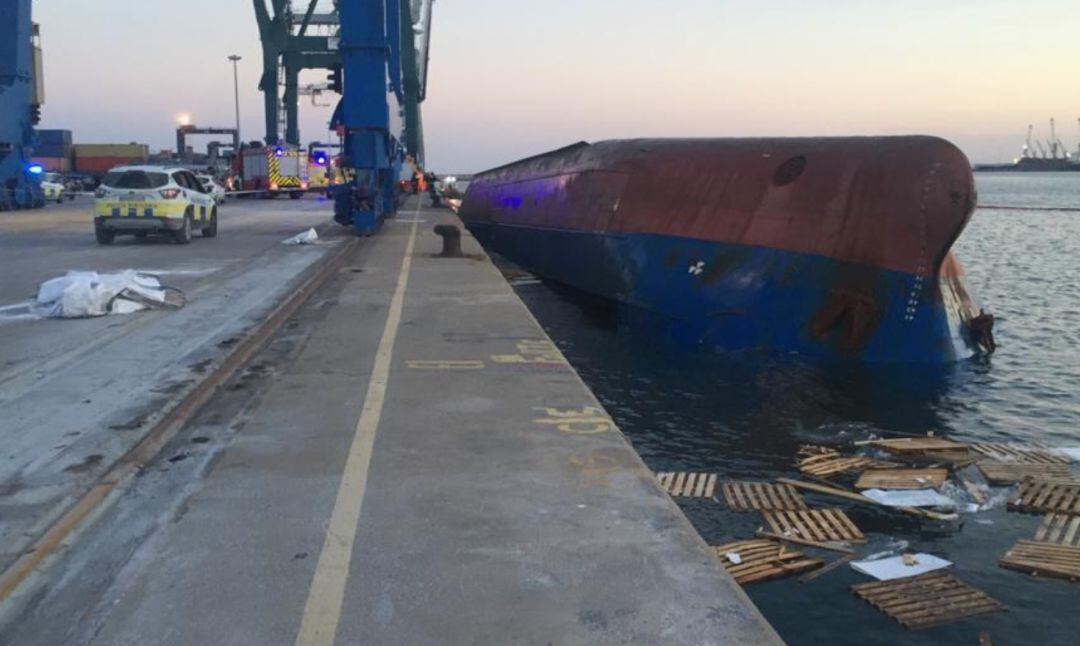 Imagen del buque volcado en el puerto de Castellón.