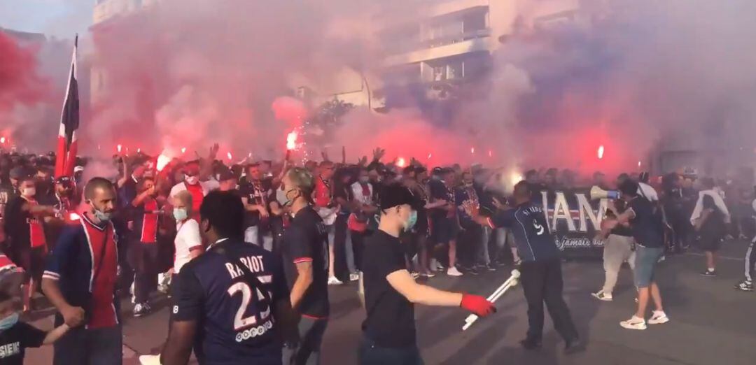 Aficionados del PSG en las calles de París