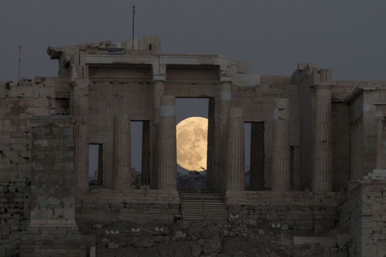 Superluna sobre la Acrópolis de Atenas.