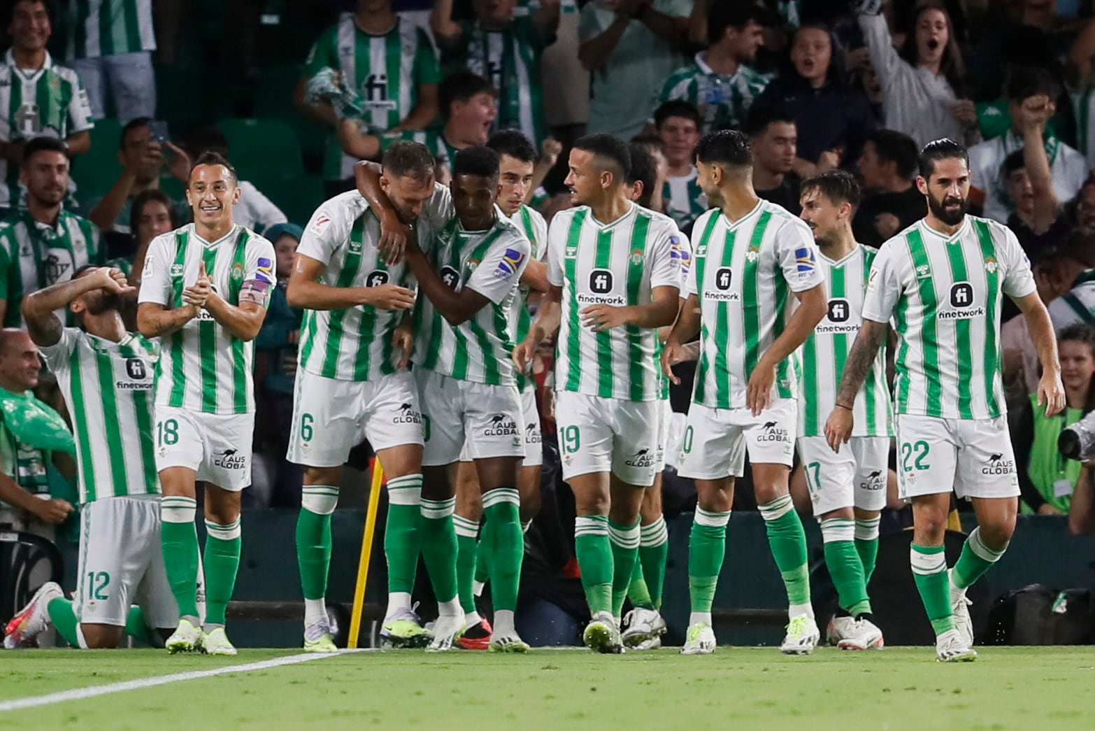 Sevilla, 02/09/2023.- Los jugadores del Real Betis celebran el gol de su equipo (marcado por Willian José) durante el encuentro correspondiente a la cuarta jornada de primera división disputado hoy sábado en el estadio Benito Villamarín de Sevilla. EFE/José Manuel Vidal.
