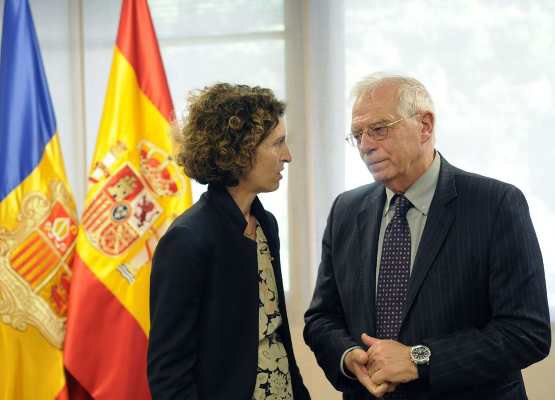 La ministra d&#039;Exteriors, Maria Ubach, conversa amb el seu homoleg espanyol, Josep Borrell, durant la seva visita a Andorra