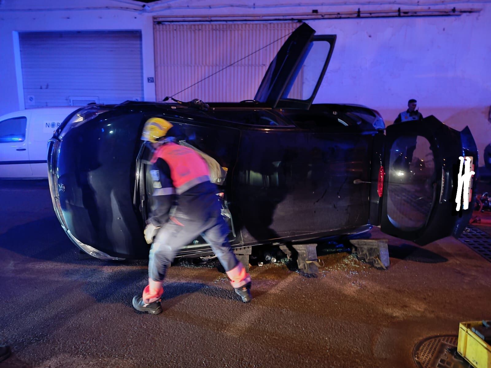 Un bombero inspeccionado el vehículo volcado en Arrecife.