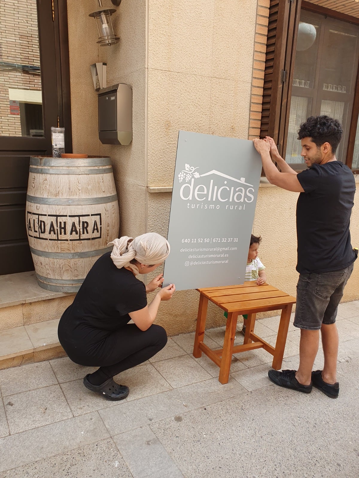 Ona y Mok regentan el Hotel, apartamentos Delicias y el restaurante.