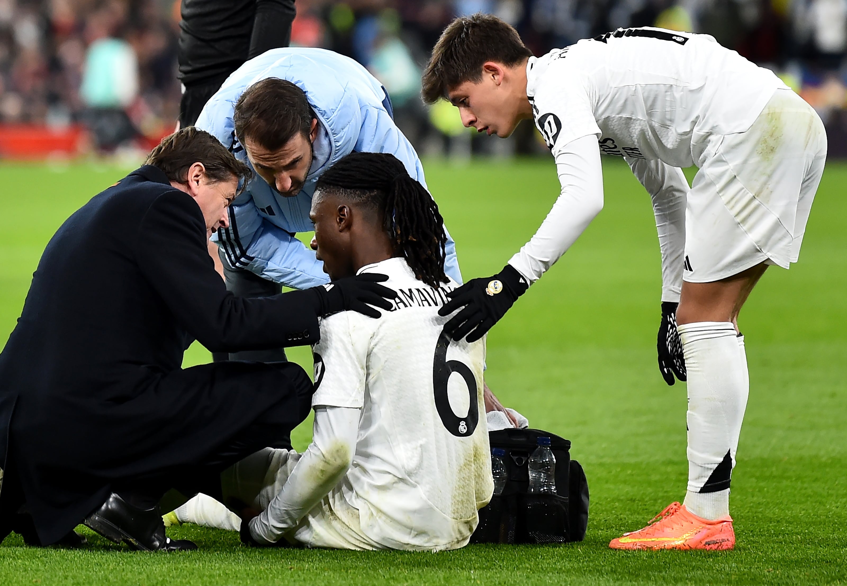 Eduardo Camavinga recibe asistencia en Anfield Road