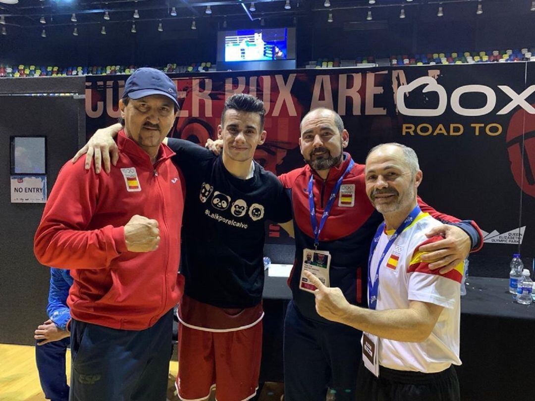 Jose Qules con el presidente de la Fed. Española de Boxeo, Felipe Martínez, y los técnicos del equipo español