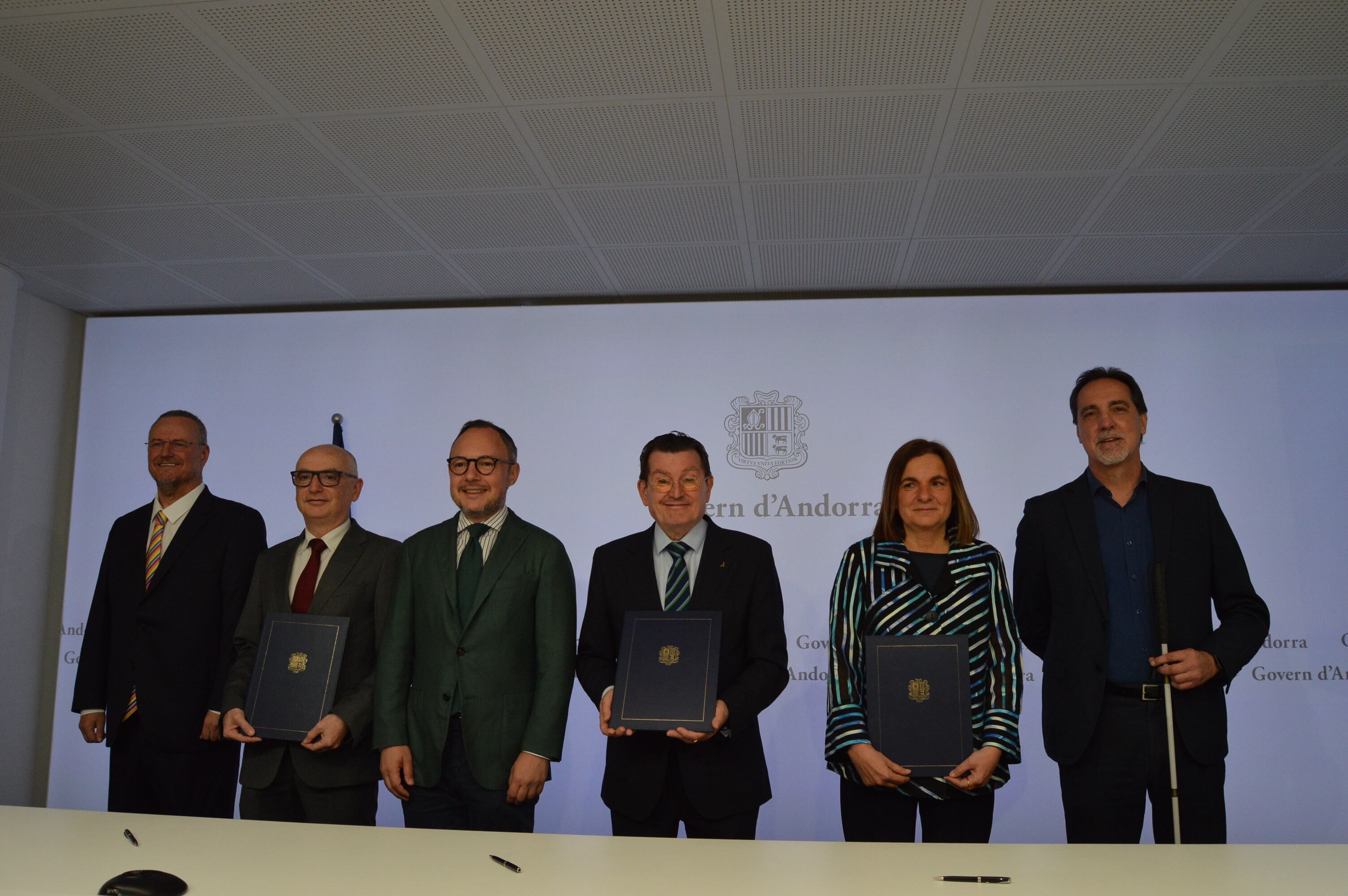 El director general de l'ONCE, Ángel Sánchez; els ministres de Finances i Afers Socials, Ramon Lladós i Trini Marín; el cap de Govern i responsables de l'ONCE després de la signatura.