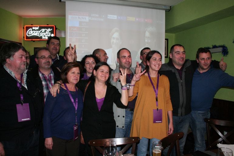 La ya diputada electa de Podemos León, Ana Marcello, celebra los resultados junto a sus compañeros de partido