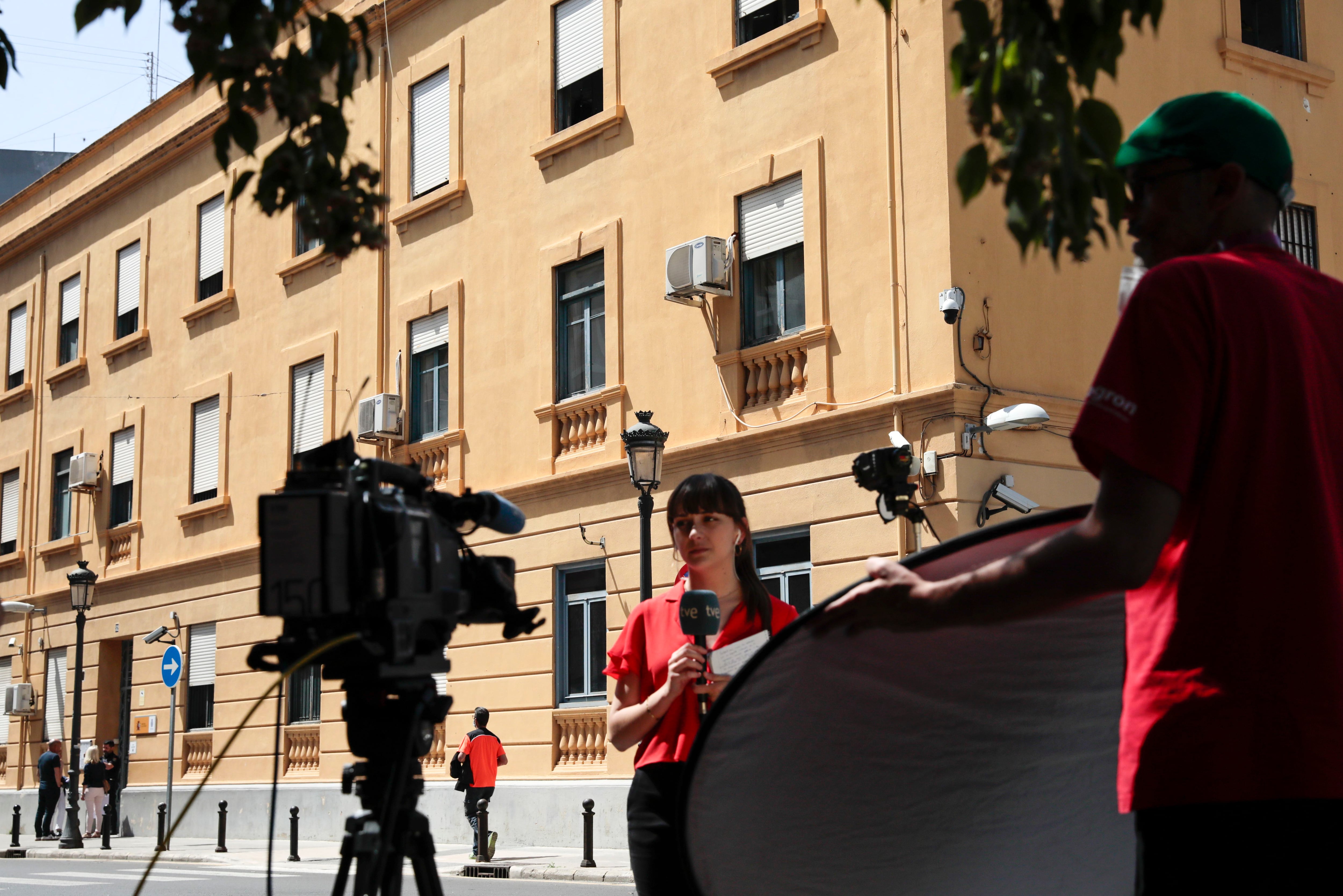 Un equipo de Televisión Española trabaja ante la comisaría de Zapadores donde los cinco menores detenidos por las supuestas agresiones sexuales que habrían sufrido el pasado lunes dos niñas en la localidad valenciana de Burjassot estuvieron detenidos antes de prestar declaración ante la Fiscalía de Menores en la Ciudad de la Justicia de València.