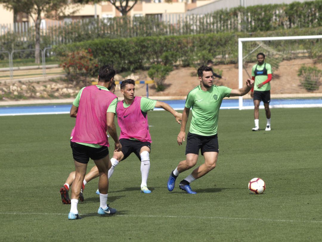 Álvaro Giménez en una acción del partidillo.