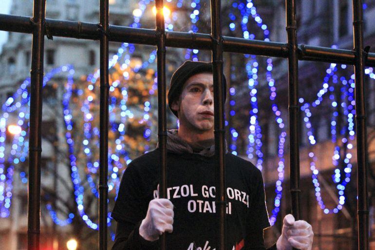 GRA261. BILBAO,29/11/2014.- Uno de los asistentes a la manifestación que ha recorrido las calles de Bilbao para pedir la excarcelación de los presos de ETA con enfermedades incurables. EFE/LUIS TEJIDO