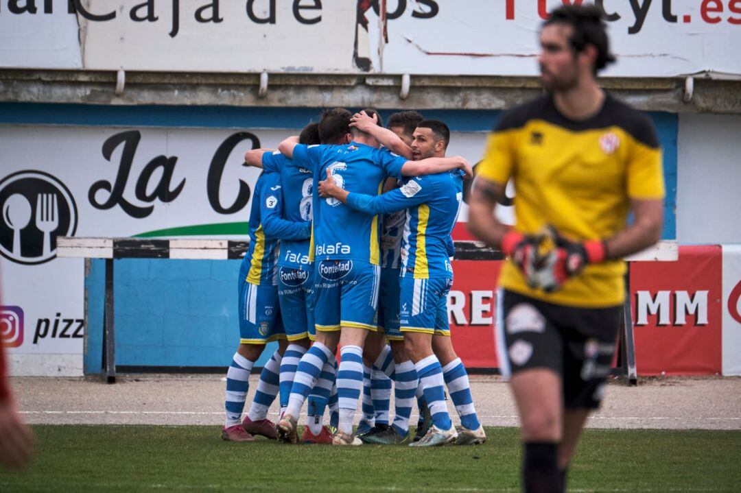 Los jugadores blanquiazules celebran el único tanto del choque