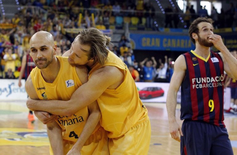 GRA219. LAS PALMAS DE GRAN CANARIA, 08/03/2015.- Los jugadores del Herbalife Gran Canaria Albert Oliver (i) y Brad Newley celebran la victoria de su equipo en presencia del base brasileño del Barcelona, Marcelinho Huertas, en partido de la vigésima tercera jornada de la liga ACB de baloncesto disputado hoy en el Gran Canaria Arena. EFE/Elvira Urquijo A.