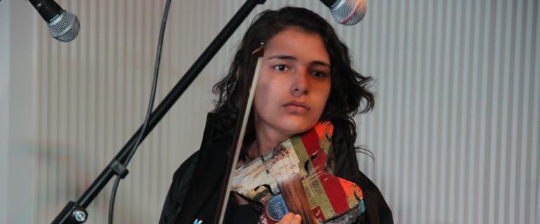 Tania Vera, una de las integrantes de la Orquesta de Instrumentos Reciclados de Cateura.