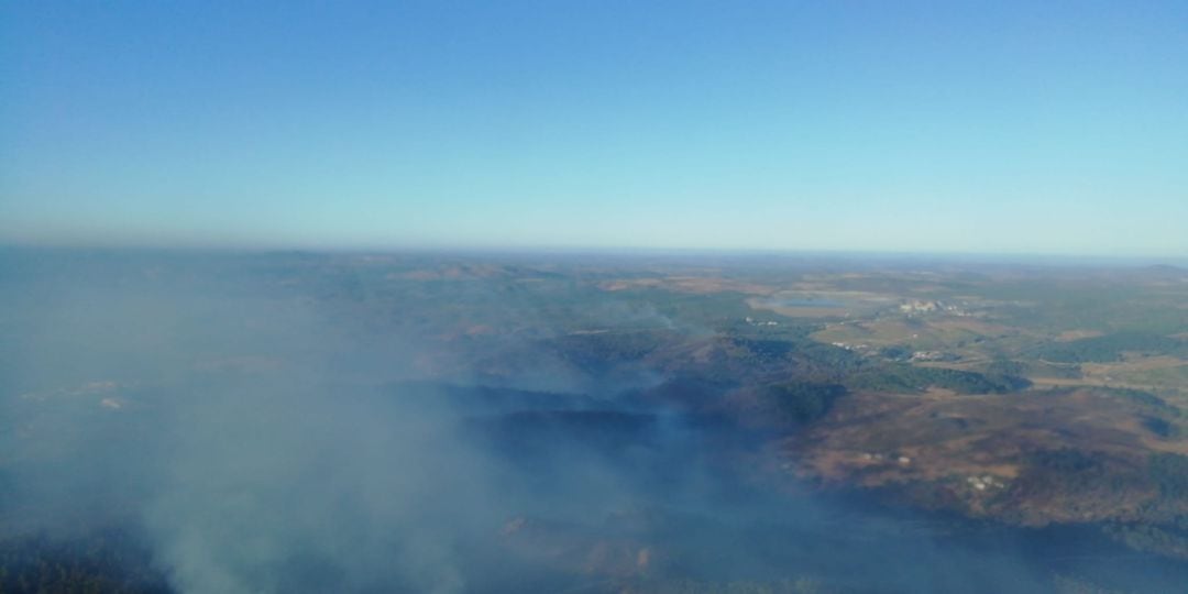 Imagen aérea del incendio de Almonaster la Real. 