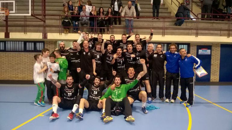 El equipo celebra el primer puesto conseguido en el último partido