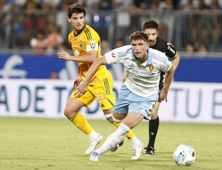 Raúl Guti inicia una jugada de ataque en el partido ante el Albacete