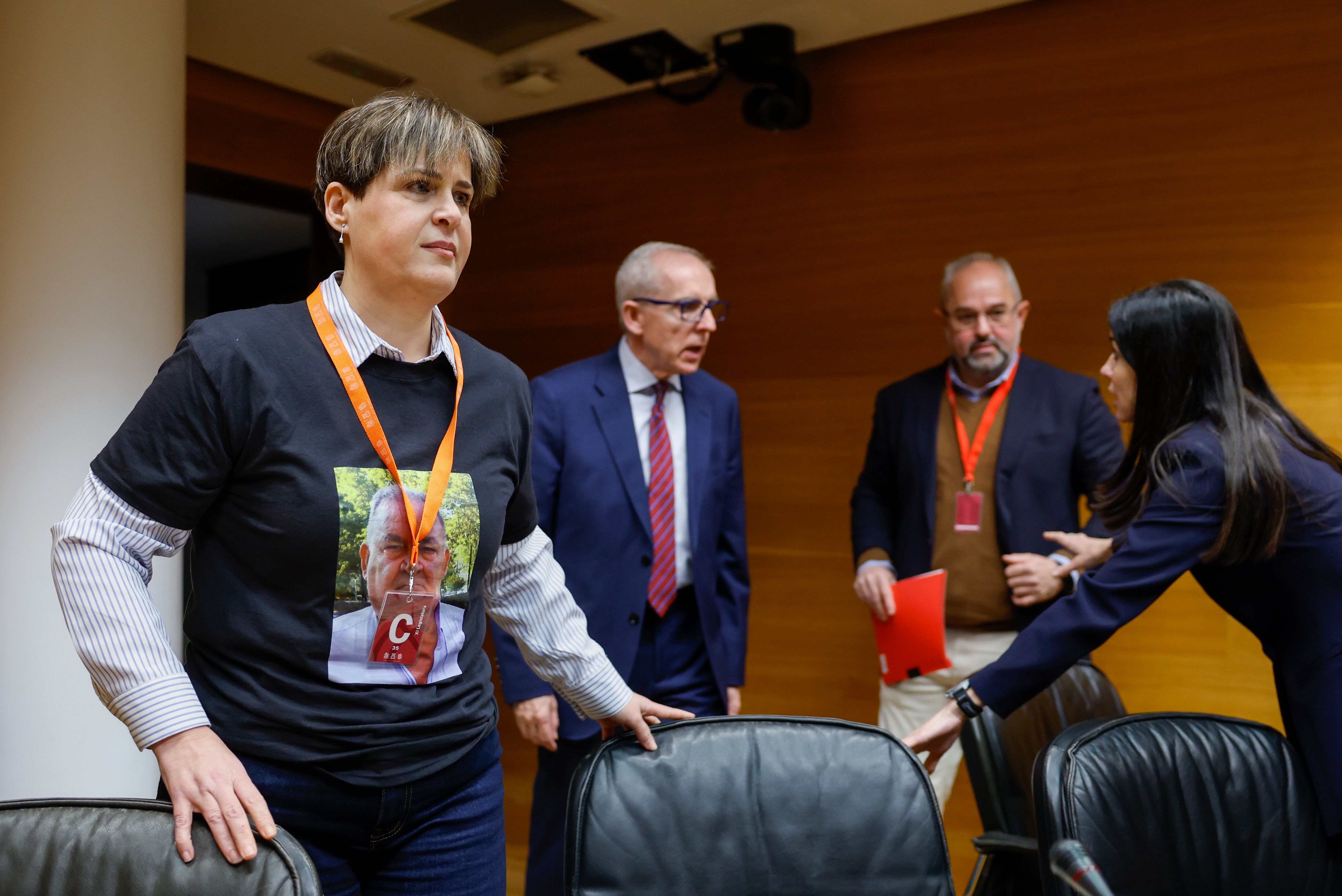 La representante de la asociación SOS Desaparecidos, Sonia Fuster, a su llegada a la comisión de investigación sobre la dana de Les Corts Valencianes.