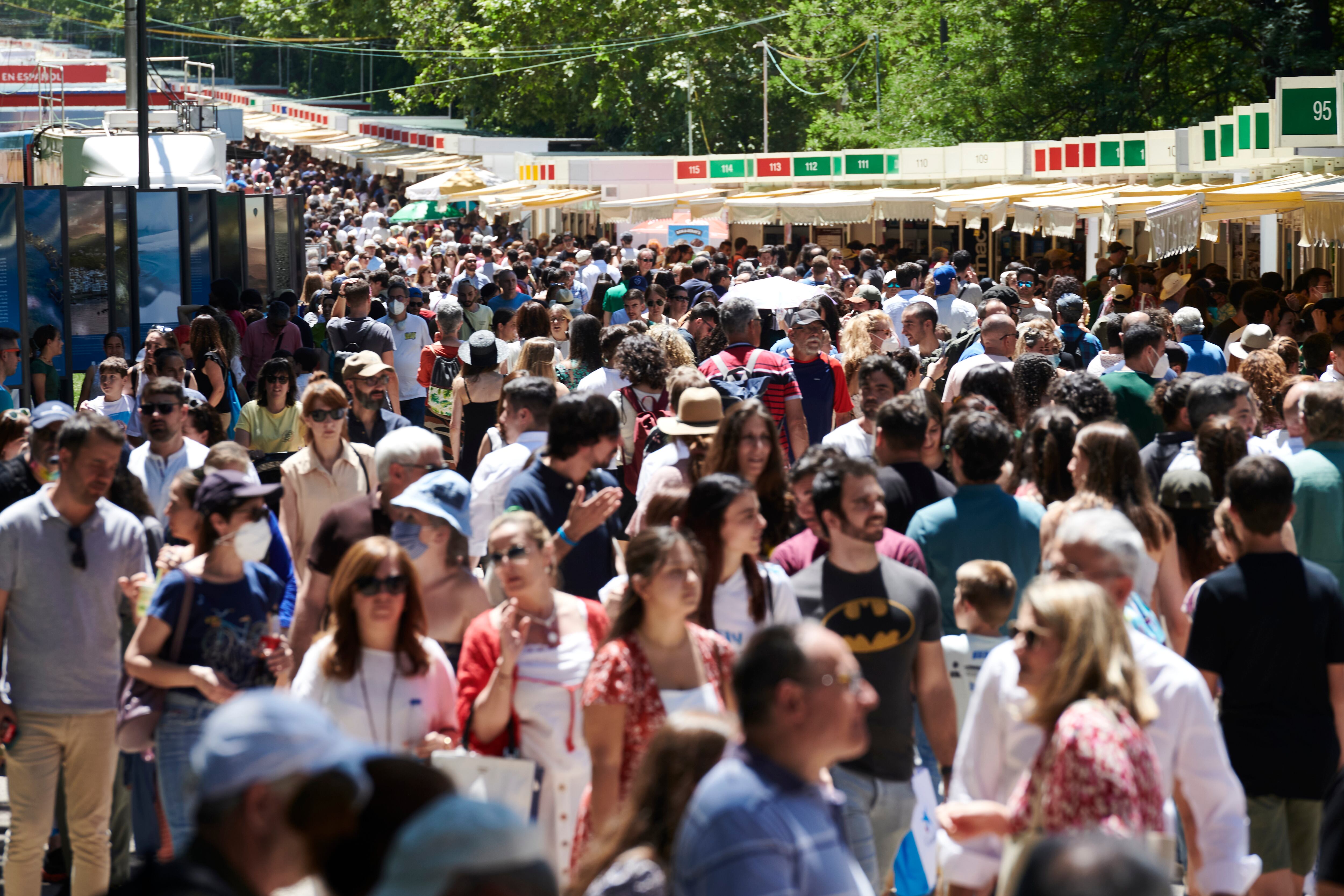 Multitud de personas visitan la Feria del Libro en el Parque del Retiro de Madrid