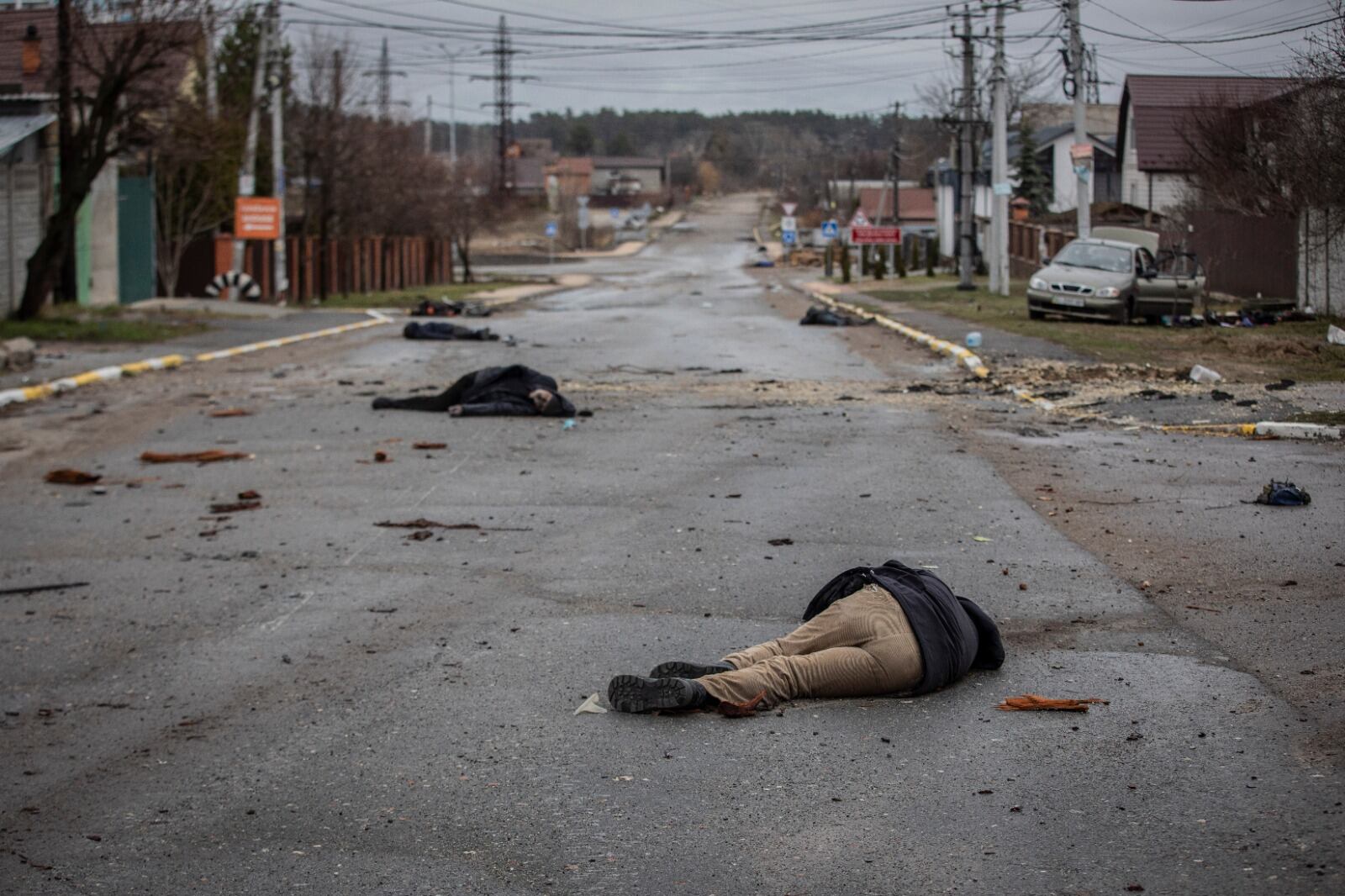 Civiles ucranianos yacen en las calles de Bucha (Kiev) tras el paso de las tropas rusas 