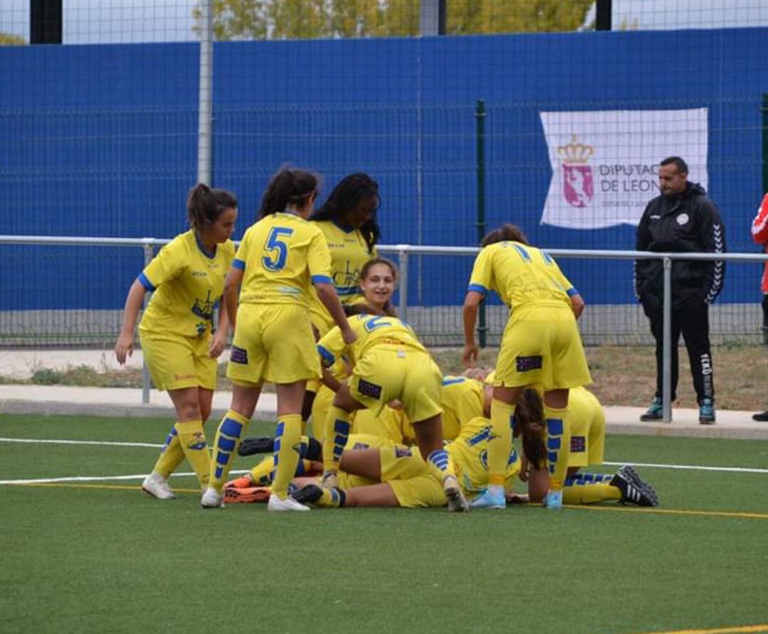 Las jugadoras solaneras celebran un gol