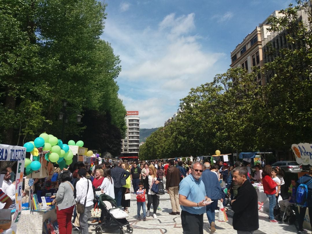 Imagen de un abarrotado Paseo de los Álamos durante la celebración del mercado