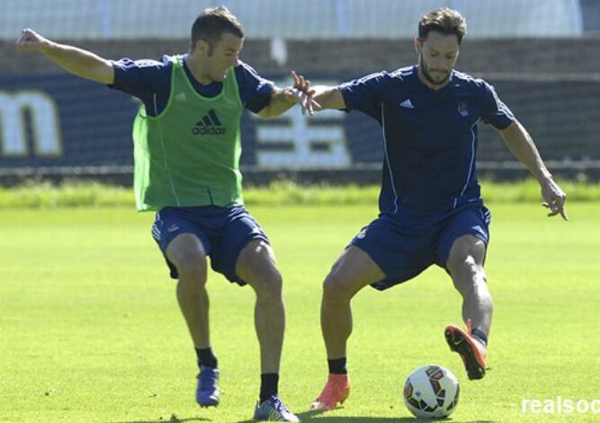 Alberto De la Bella golpea un balón ante la presión de Agirretxe en la sesión matinal.