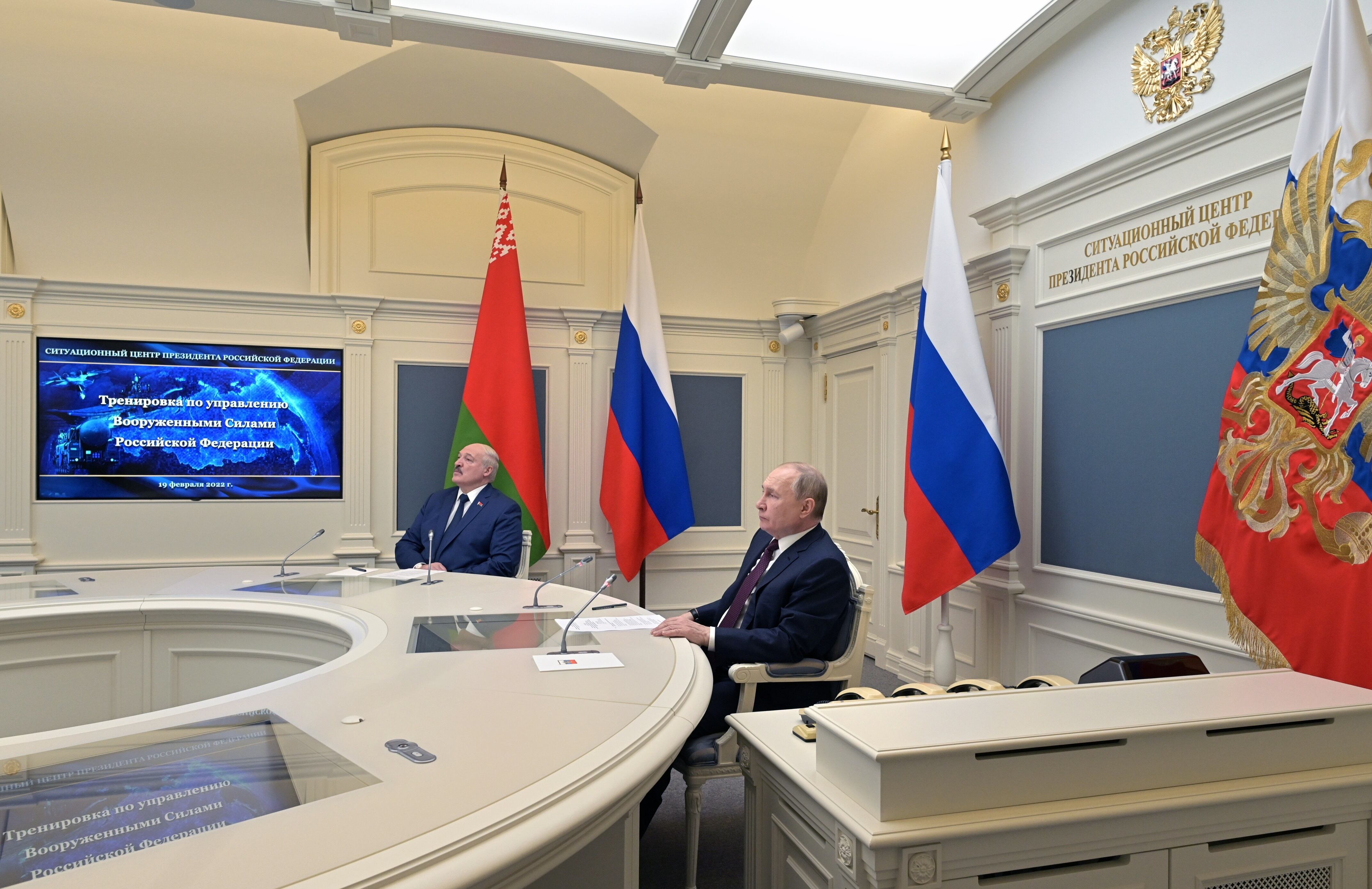 El presidente ruso Vladimir Putin con el bieloruso Alexander Lukashenko .