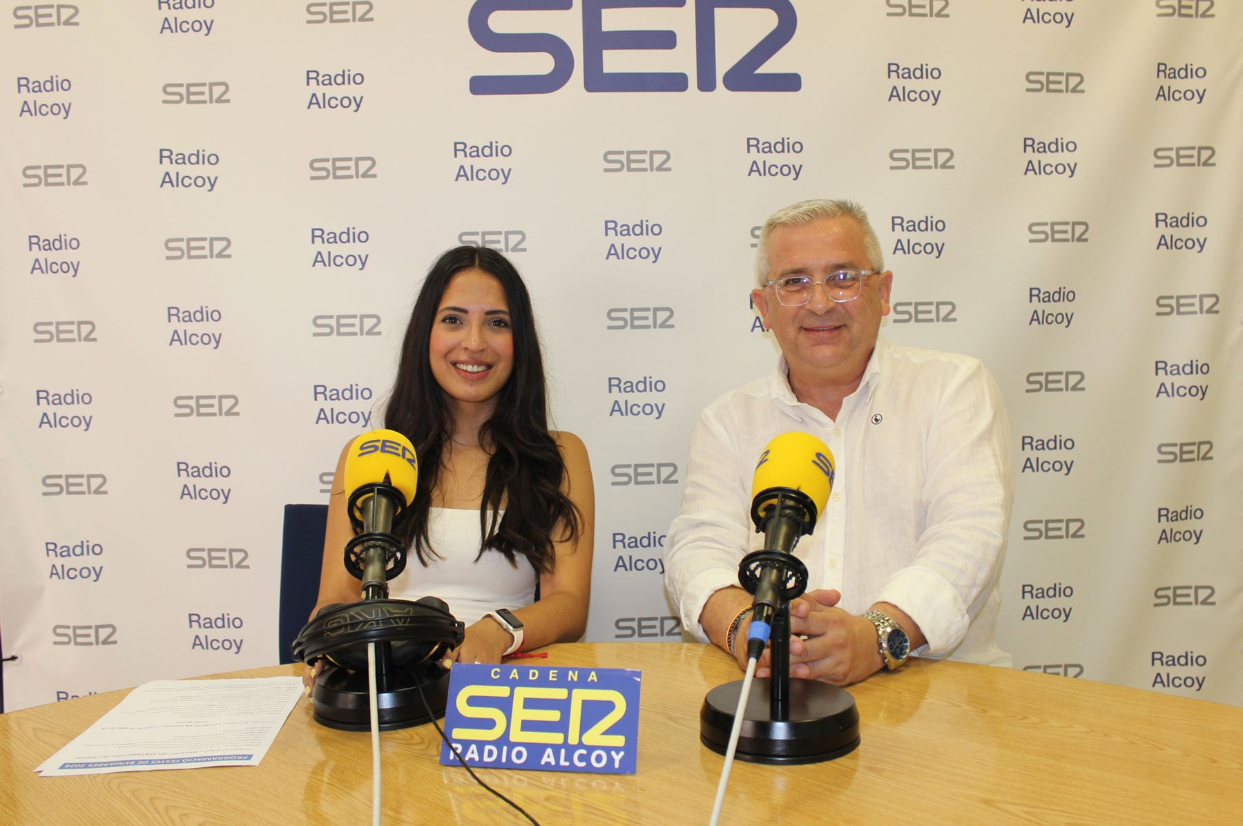 Lara Jordá, regidora de Festes, i Francisco Sellés, alcalde de Beniarrés, en l&#039;estudi central de Radio Alcoy