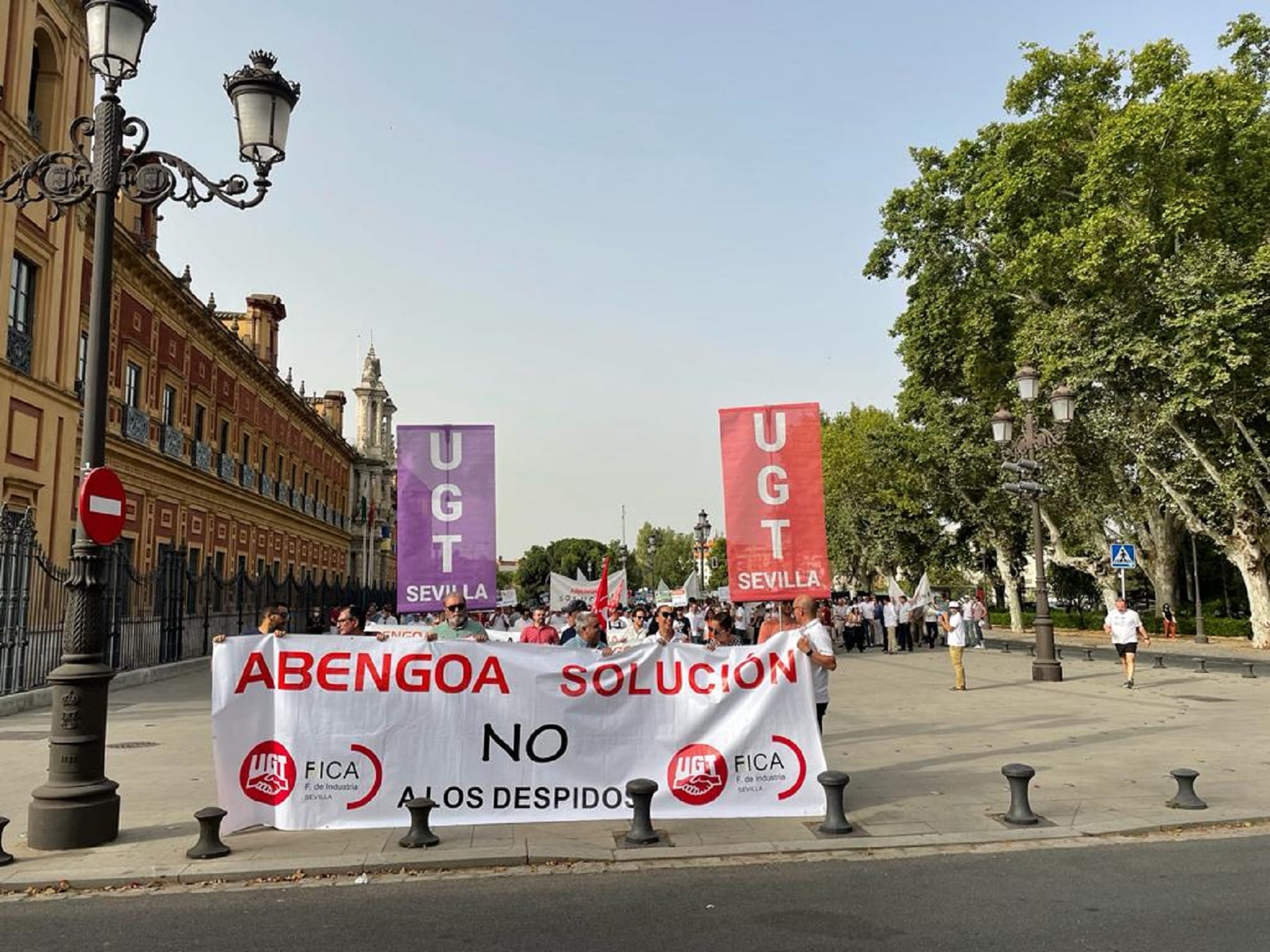 Los trabajadores de Abengoa se manifiestan desde el Palacio de San Telmo