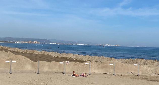 Movimiento de arena en la playa de La Garrofera de València