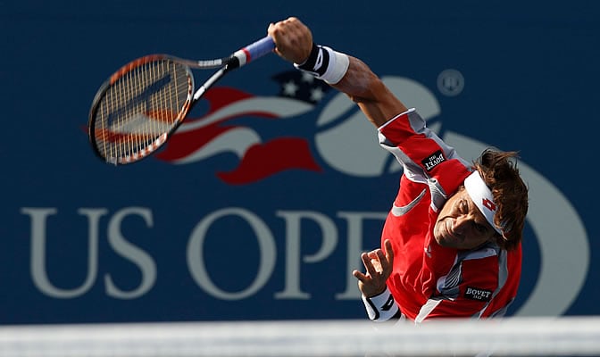 David Ferrer devuelve la bola a Ferrer durante el primer set de la semifinal del US Open