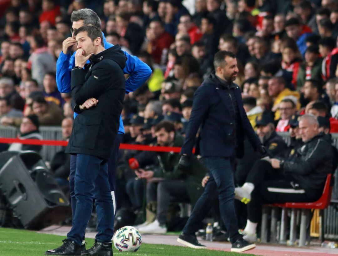 GRAF4728. GRANADA, El técnico del Valencia, Albert Celades (2i), durante el encuentro correspondiente a los cuartos de final de la Copa del Rey que han disputado esta noche frente al Granda en el estadio Nuevo Los Cármenes de Granada. EFE, Pepe Torres.