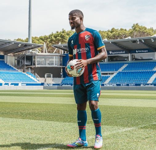 Samuel Ntamack en su presentación como nuevo jugador de la SD Huesca