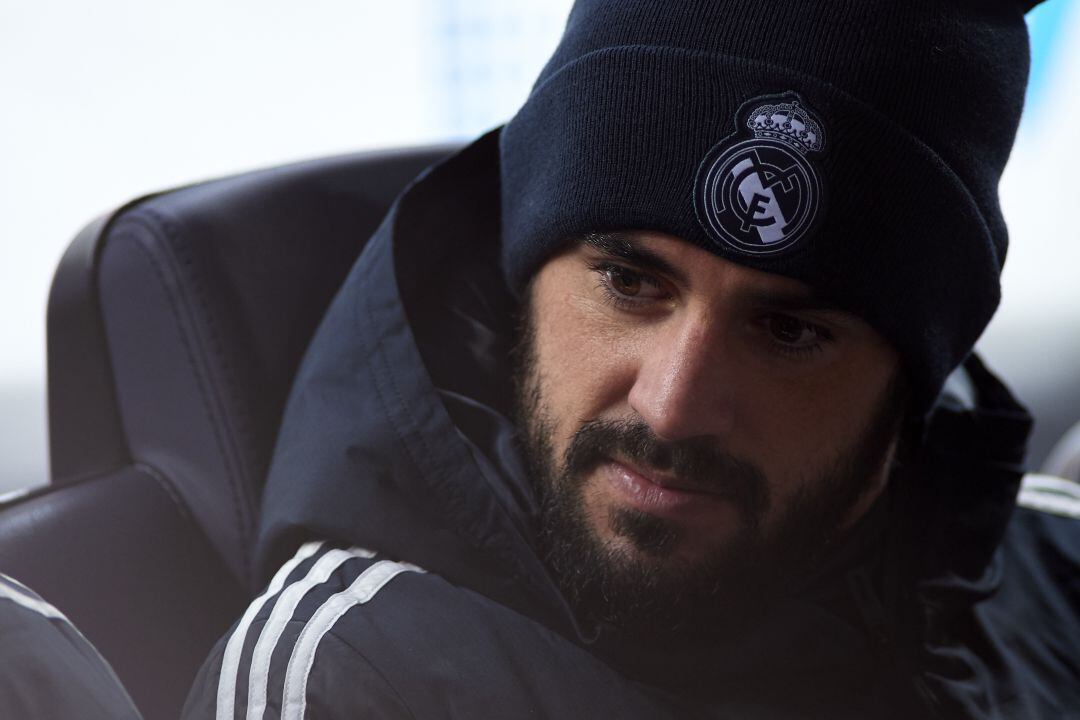 Isco Alarcón en el banquillo del Real Madrid.