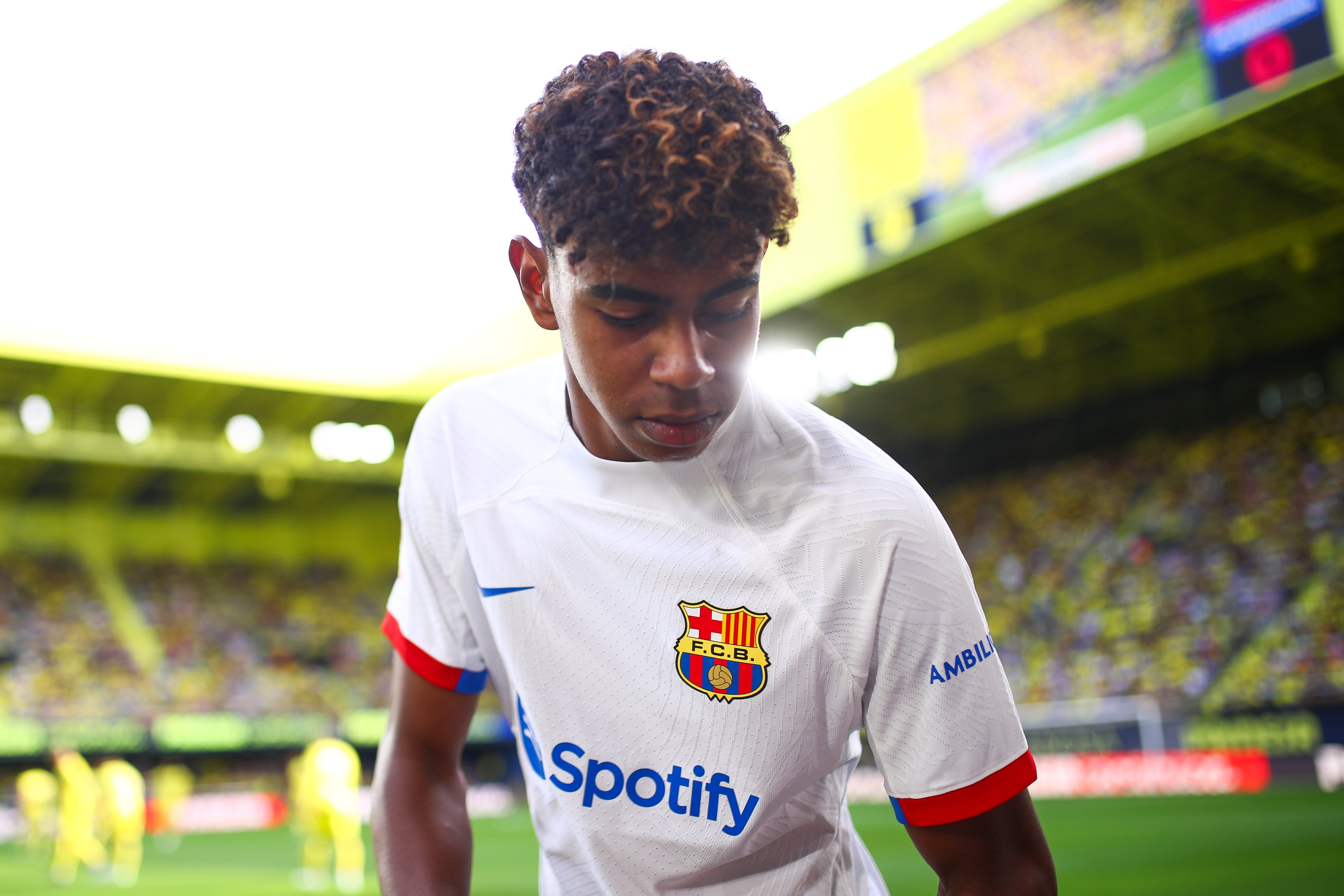 VILLARREAL, SPAIN - AUGUST 27: 3 of FC Barcelona drinks water prior to the LaLiga EA Sports match between Villarreal CF and FC Barcelona at Estadio de la Ceramica on August 27, 2023 in Villarreal, Spain. (Photo by Eric Alonso/Getty Images)