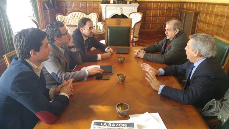 Reunión entre Ayuntamiento y directiva de Quesos Cerrato Palencia de Baloncesto