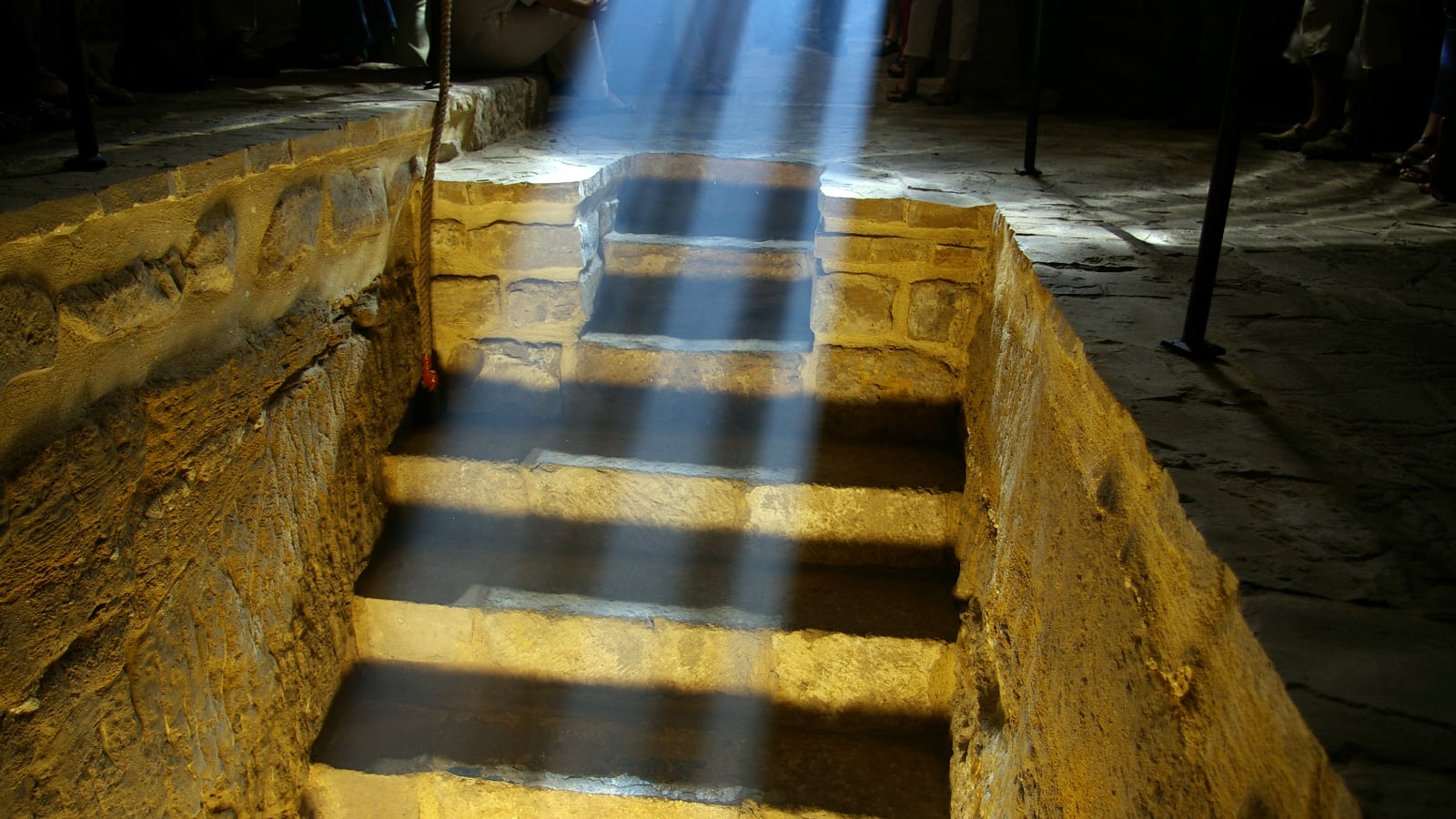 La luz del solsticio de verano entra a primera hora en la Sinagoga del Agua de Úbeda